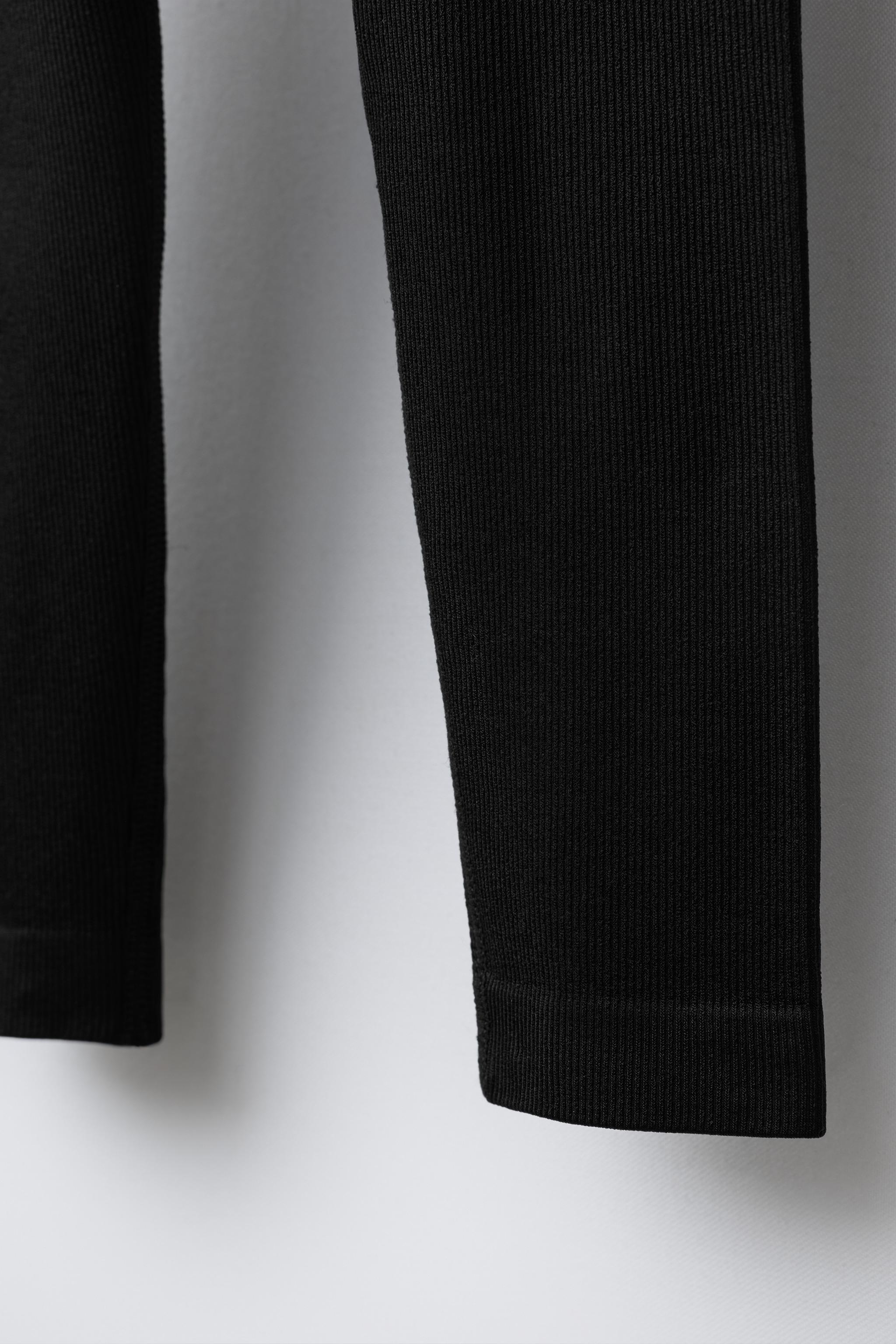 LEGGING CÔTELÉ AVEC INSCRIPTION EN RELIEF